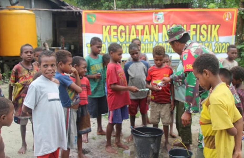 Prajurit TNI Ajari Anak-Anak Kampung Epem Sikat Gigi