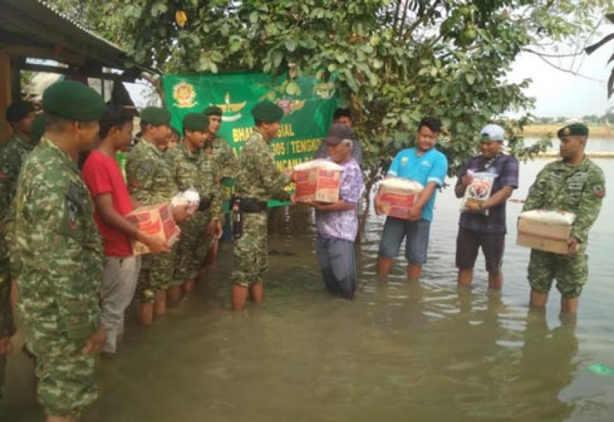 Prajurit Yonif 305 Kostrad Gelar Bhakti Sosial Peduli Korban Banjir di Karangligar