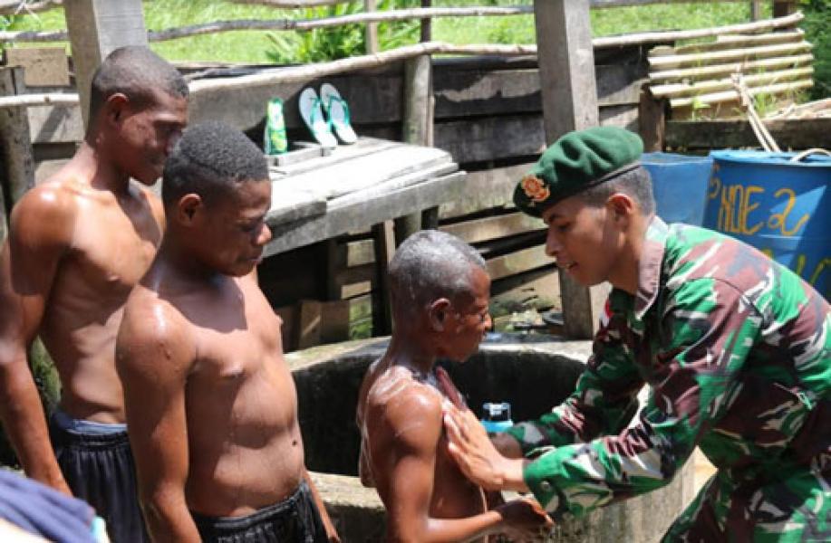 Satgas Pamtas Yonif 411 Kostrad Ajarkan Pola Hidup Sehat Kepada Anak-Anak Papua