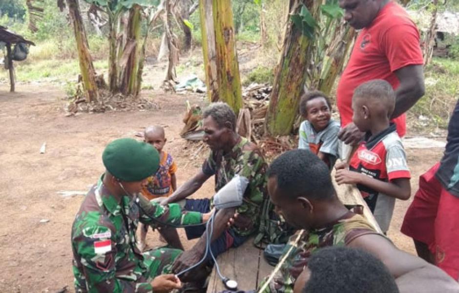 Satgas Yonif 411 Kostrad Berikan Layanan Kesehatan Warga Perbatasan