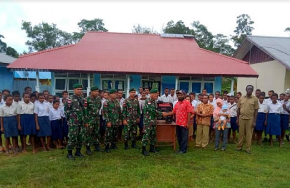 Satgas Yonif 411 Kostrad Serahkan Bantuan Genset di Sekolah Perbatasan RI-PNG