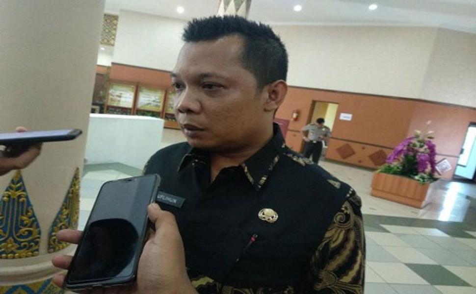 Seluruh Ruangan DPRD Riau Disemprot Desinfektan