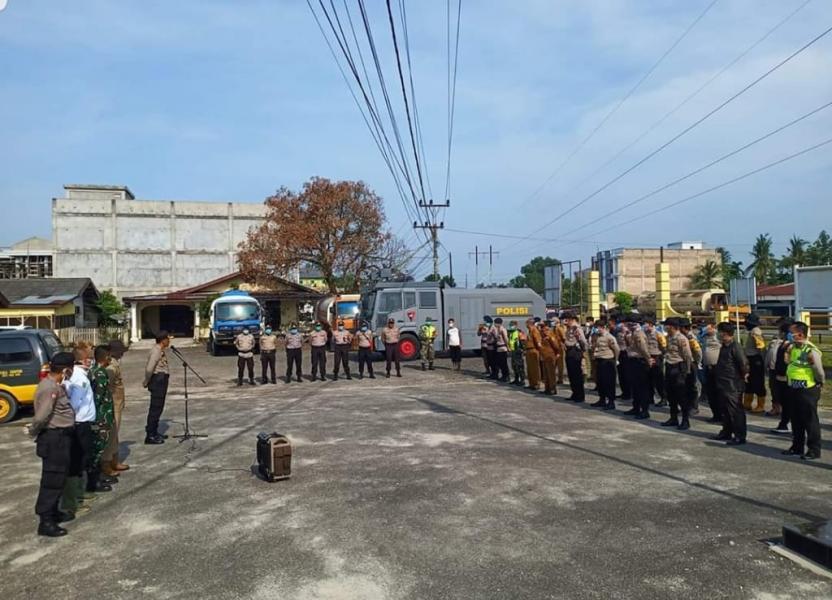 Serentak, Polsek Tanah Putih Bersama TNI Lakukan Penyemprotan Disinfektan