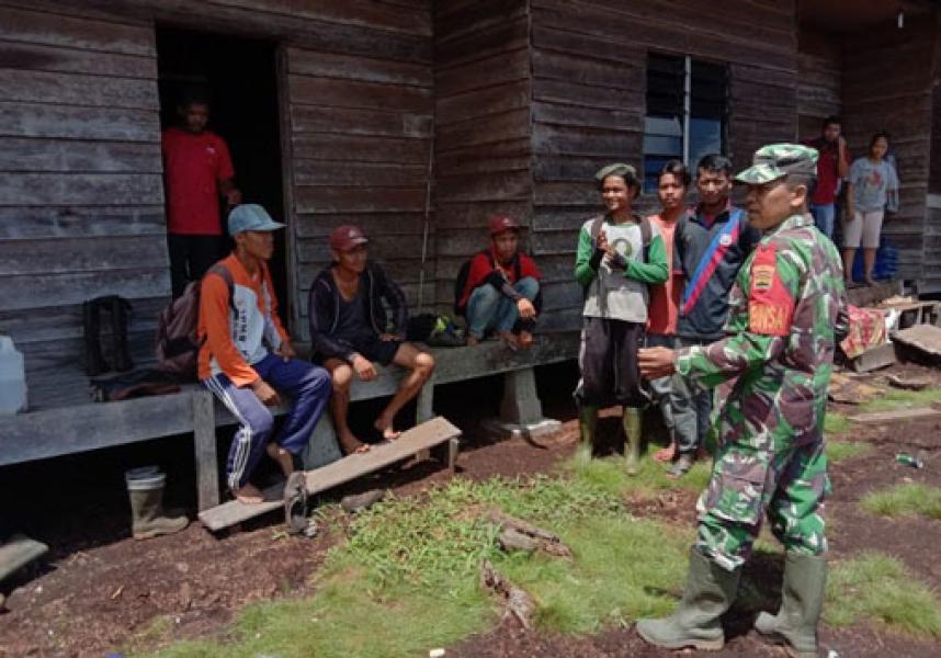 Siaga Karhutla, Babinsa Koramil 15/Kuala Kampar Kodim 0313/Kpr Aktif Sosialisasi