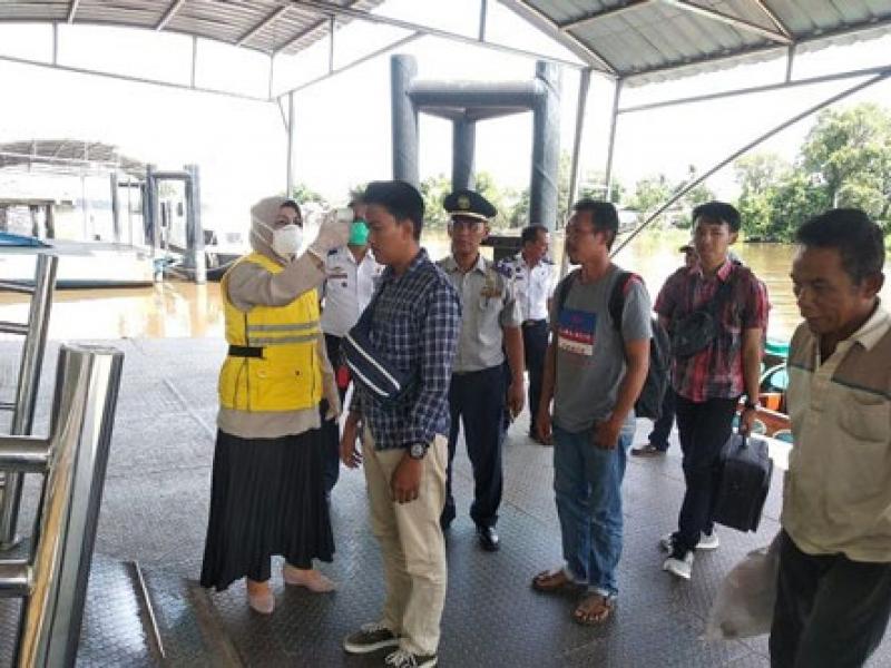 Suhu Tubuh Penumpang di Pelabuhan Sei Duku Diperiksa