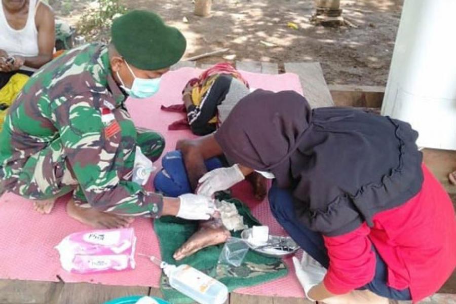 Tim Kesehatan Satgas Yonif 411 Kostrad dan Pustu Yanggandur Rawat Warga Sakit