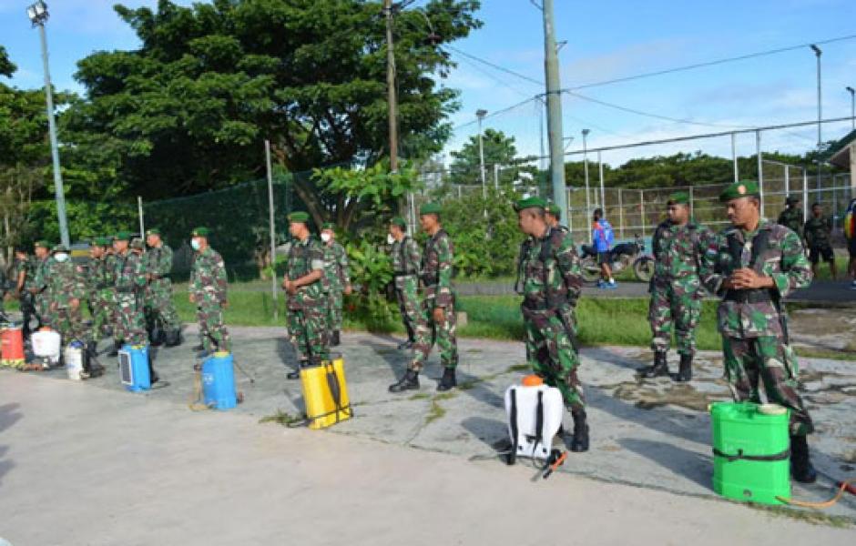 Upaya Lindungi Prajurit dan Keluarganya dari Covid-19, Korem 174/ATW Lakukan Penyemprotan Desinfektan