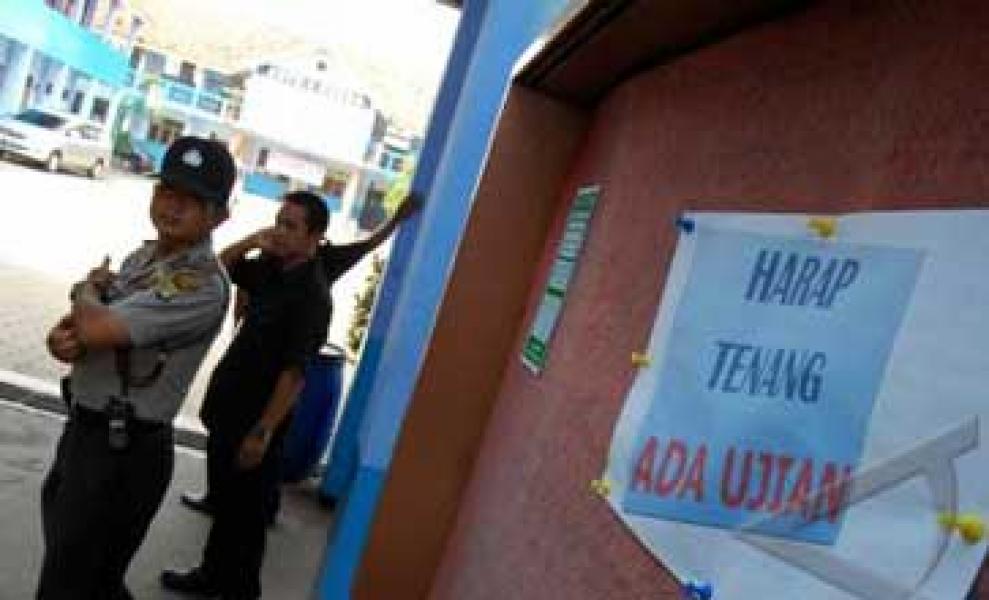 Amankan UAN, Satu Sekolah Dijaga Dua Polisi