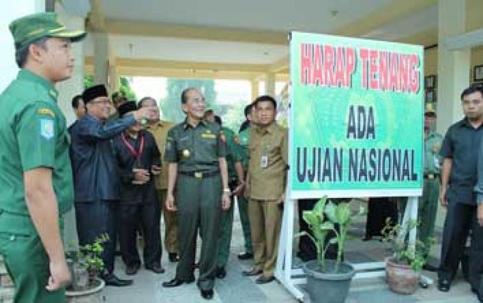 Gubri Tinjau UN Hari Pertama