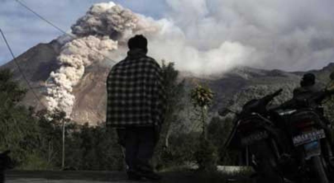 Gunung Merapi Luncurkan Lava Pijar Setinggi 1 Kilometer