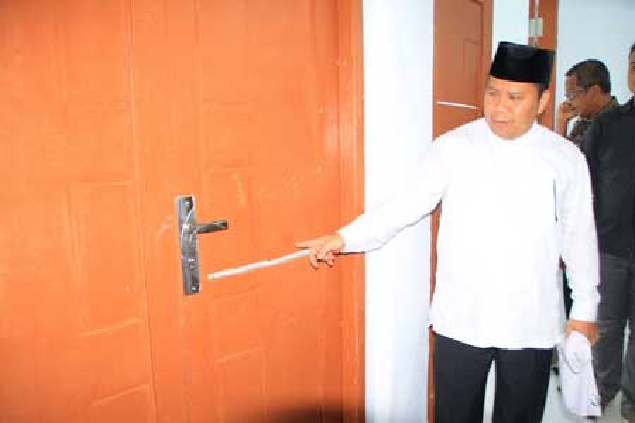 Kesal Kualitas Tak Bagus, Bupati Meranti Kritik Bangunan Puskesmas Tanjung Samak