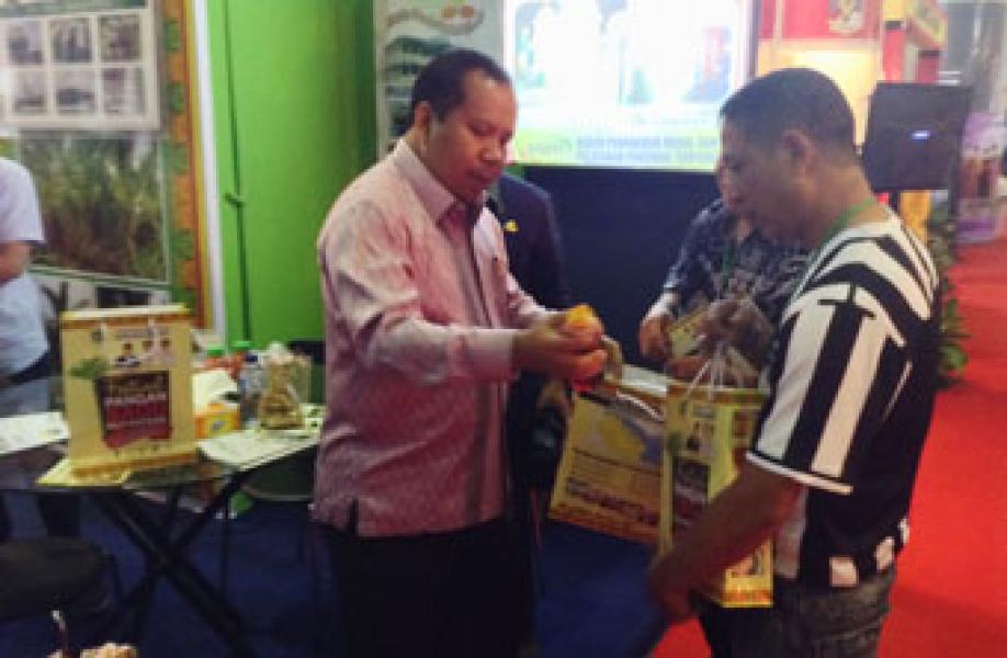 Kunjungi Stand Meranti di PRJ, Bupati Layani Pengunjung