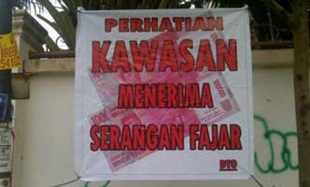 Malam ini Caleg Pekanbaru Berikan Gelas dan Uang