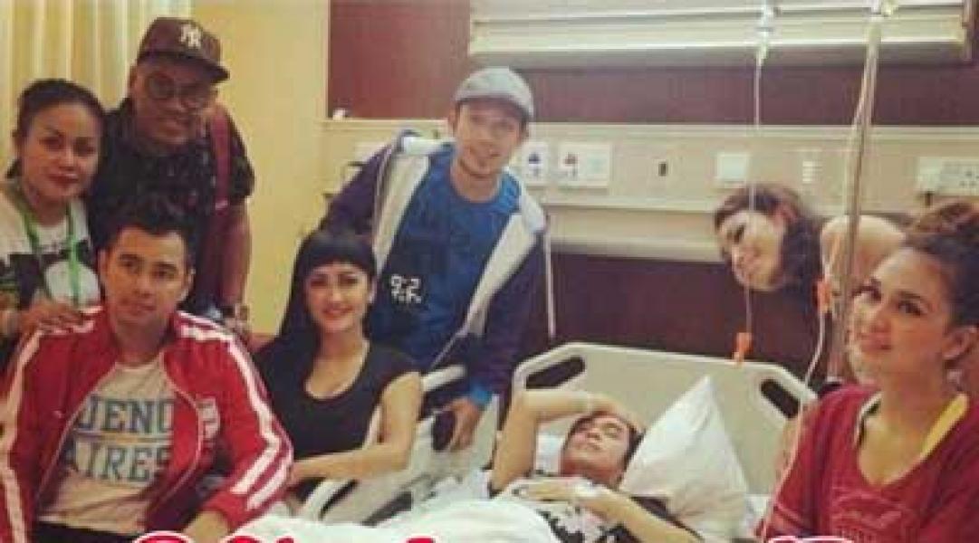 Menahan Sakit, Olga Terus Pegang Tangan Ayu Ting Ting