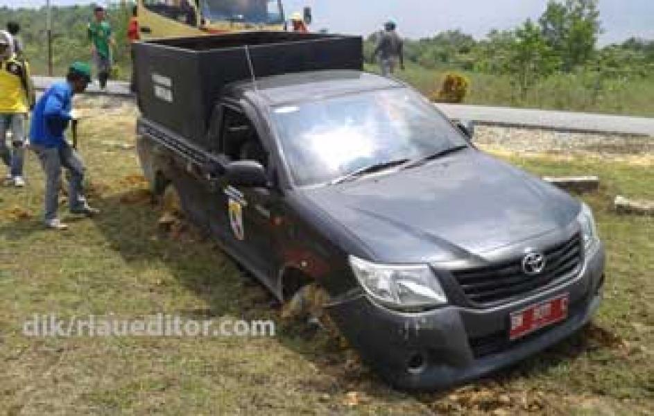 Mobil Dinas Kebersihan Terjerembab di Lahan Kosong