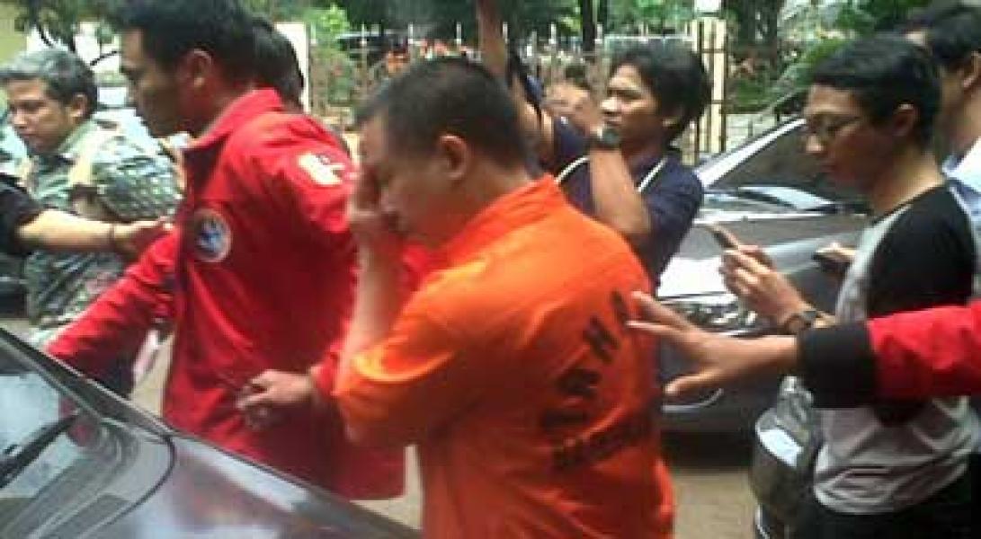 Tjandra Sering Lembur Demi Unggah Foto Porno