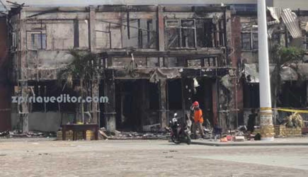 Wagubri Kunjungi Lokasi Kebakaran Kantor Bupati Inhil