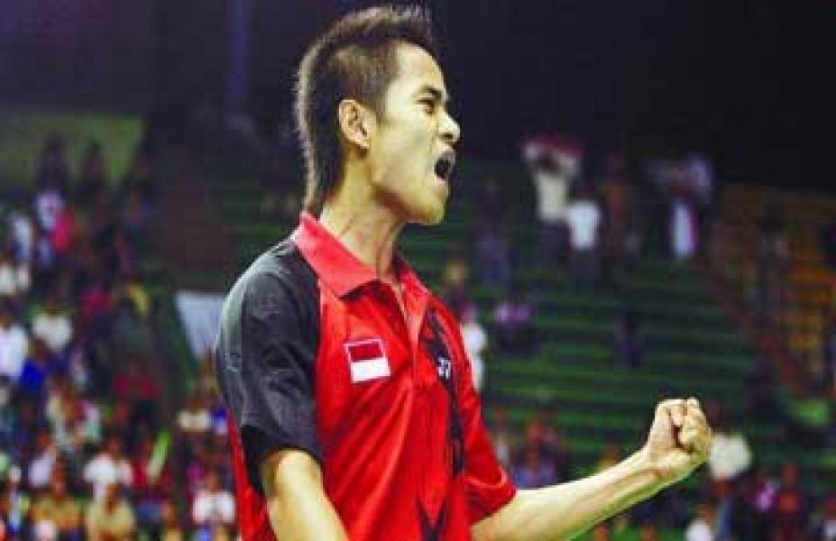 Wow, Kalahkan Juara Dunia, Simon Santoso Juara!