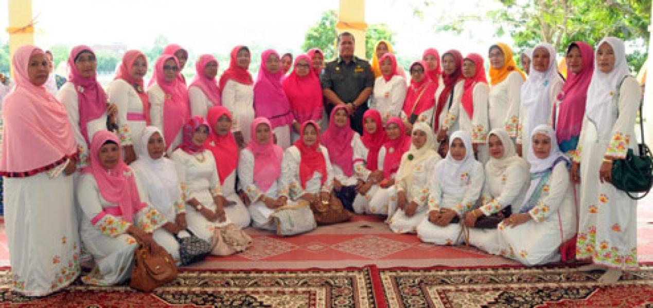 125 Anggota BKMT Inhu Berangkat Umroh