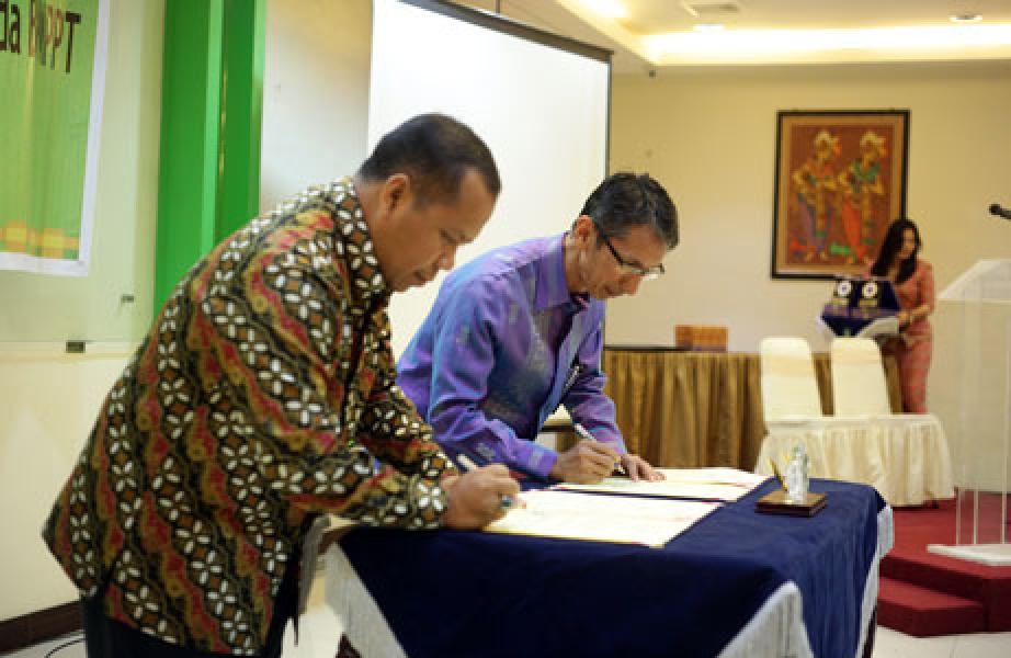 Bupati Kepulauan Meranti dan Manager Garuda Indonesia Teken MoU