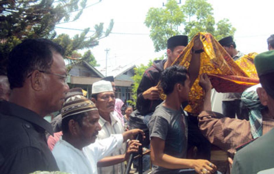 Bupati Rohil Melayat Jenazah Tiga Kakak Beradik Korban Kebakaran