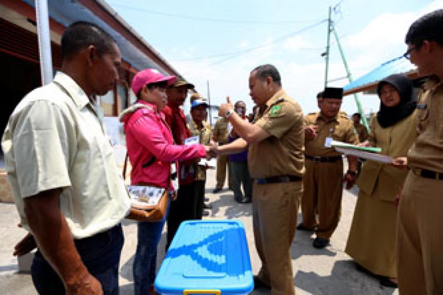 Bupati Serahkan Bantuan Hibah Untuk Masyarakat Nelayan