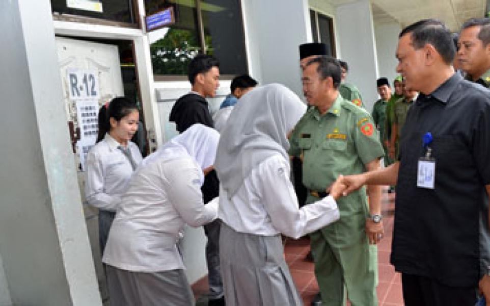 Bupati Tinjau UN Enam Sekolah Mandau�Pinggir