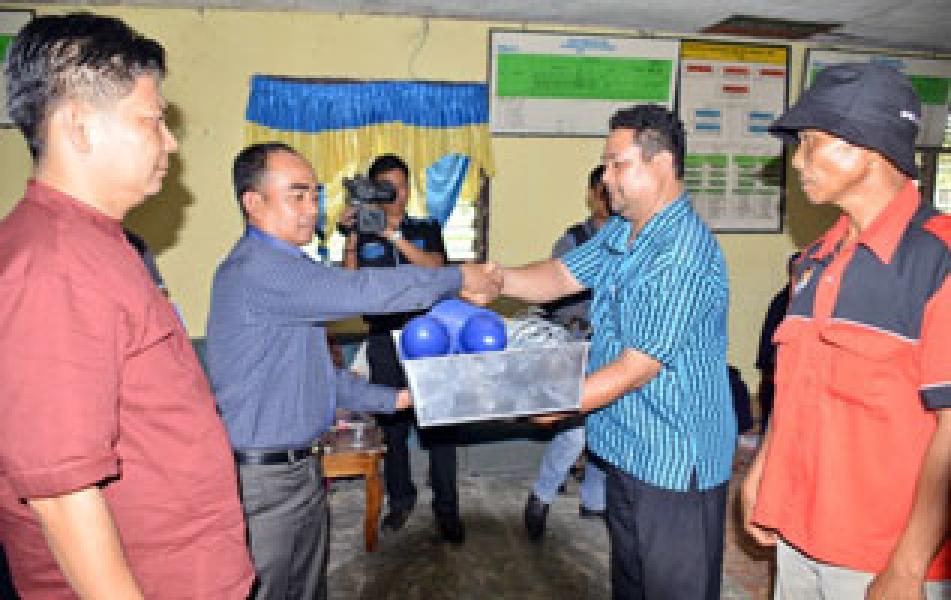 Disbun Kampar Serahkan Bantuan Alat Pasca Panen