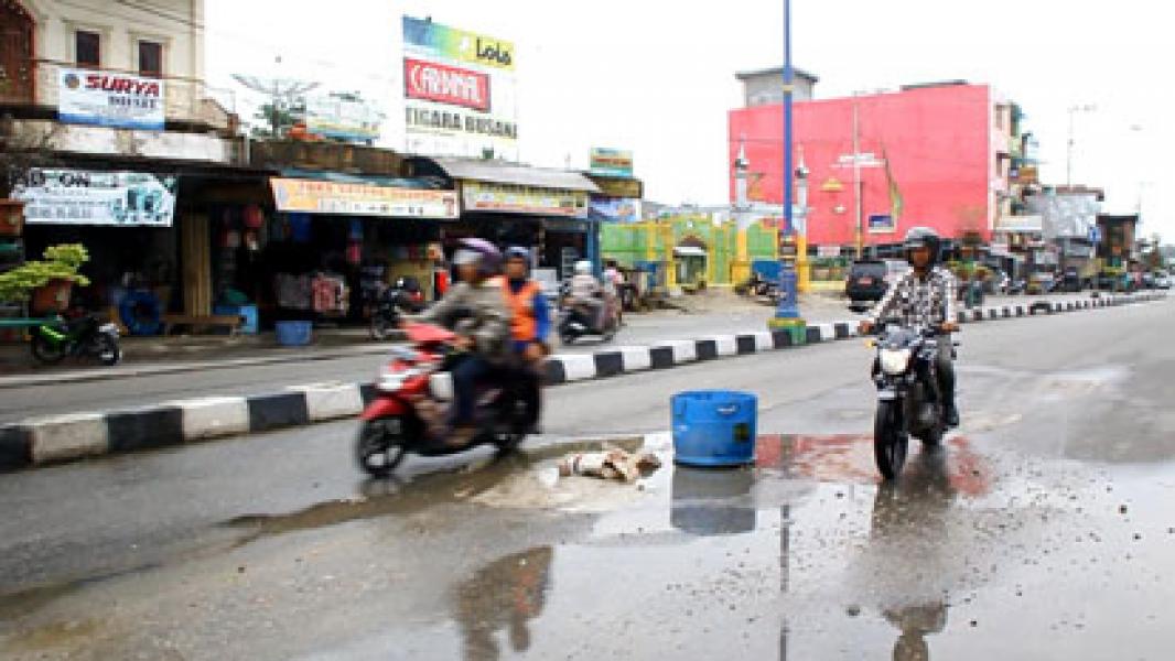 Dua Lubang Menganga di Tengah Kota Pasir Pengaraian