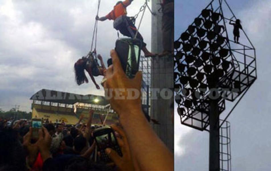 Evakuasi Dian yang Mencoba Bunuh Diri dari Tower Berlangsung Dramatis