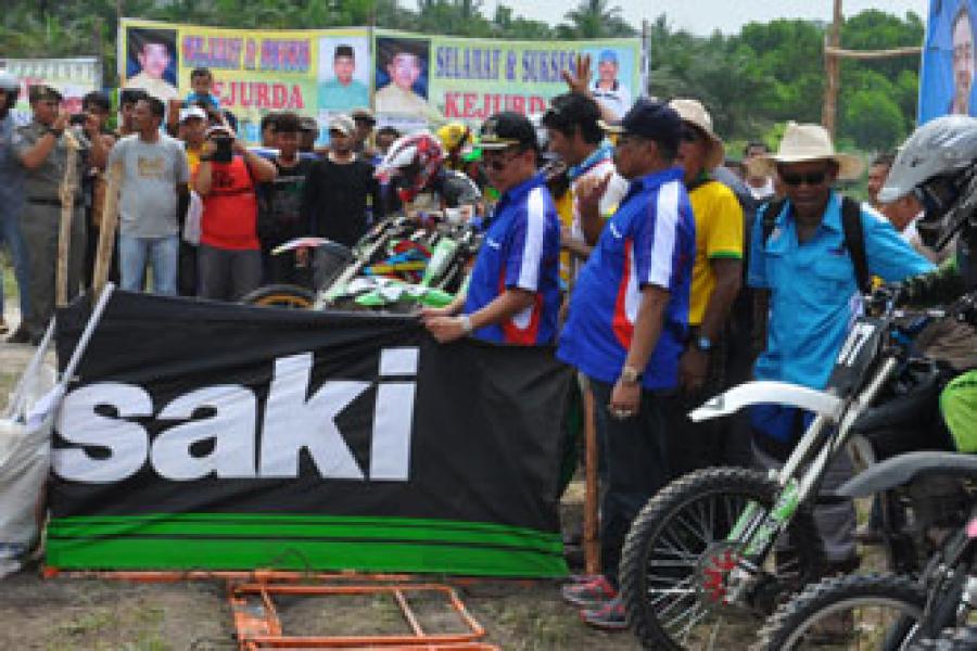 Herliyan Buka Kejurda Motocross & Grasstrack Bupati Cup 2015