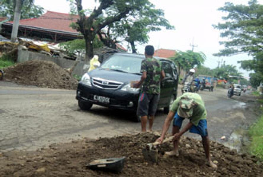 Meminta Sumbangan di Jalan Rusak Jadi Trend di Pelalawan