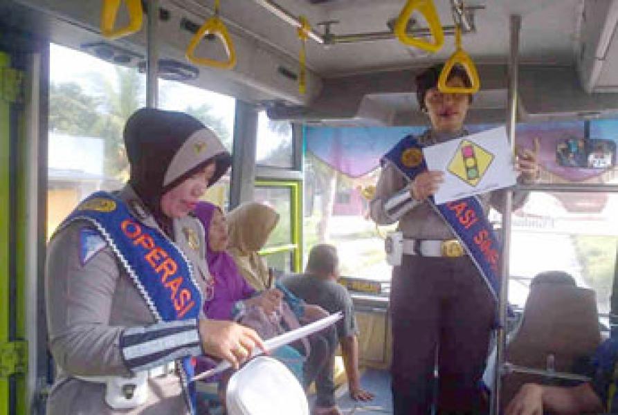 Operasi Simpatik 2015 di Bus Transmetro Pekanbaru