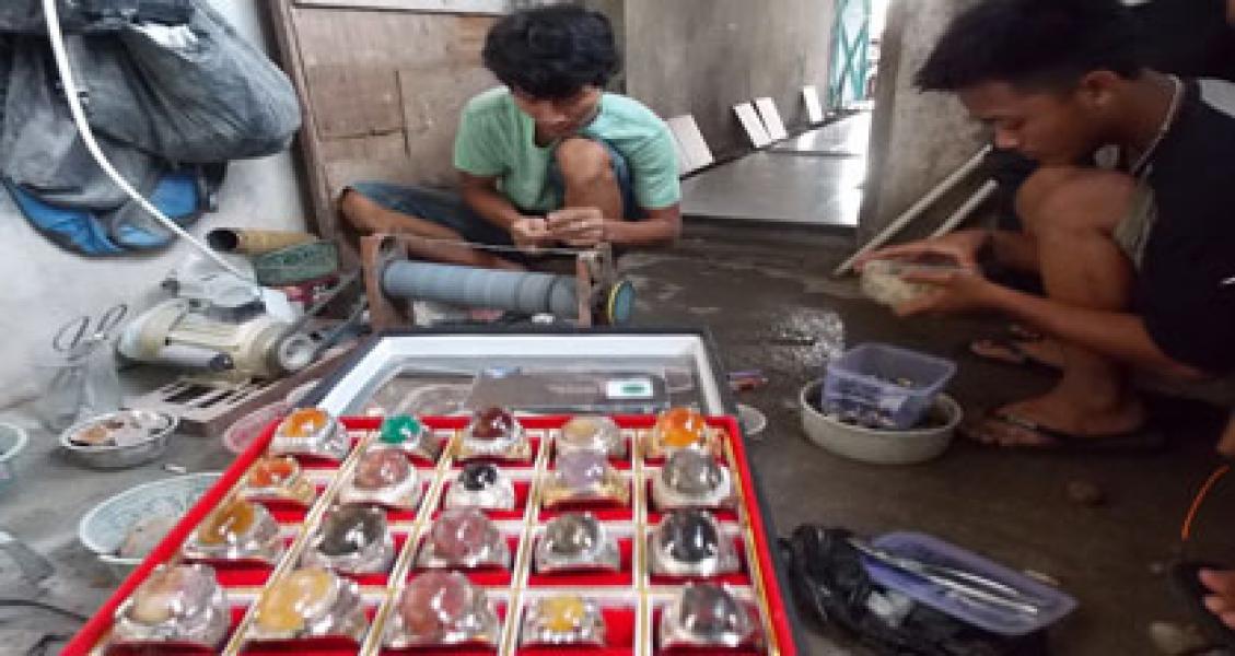 Padang Gelar Lomba Asah Batu Akik Tradisional