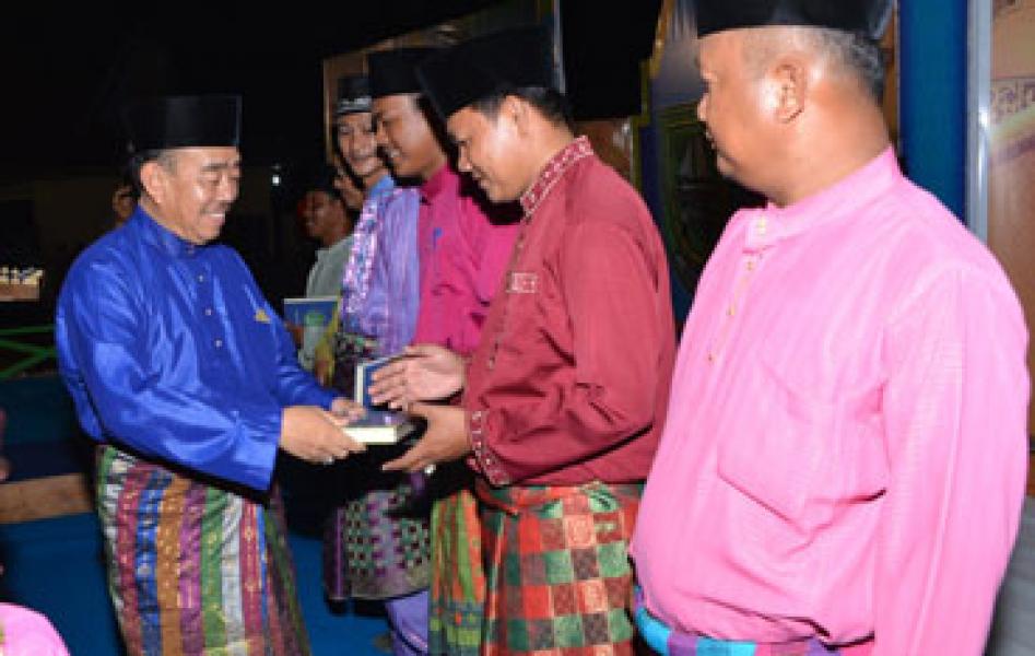 Pembukaan MTQ ke 13 Rupat Utara, Bupati Serahkan 750 Alquran
