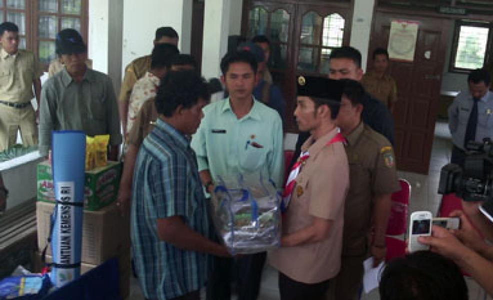 Pemkab Rohil Serahkan Bantuan Langsung Kepada Korban Musibah Kebakaran
