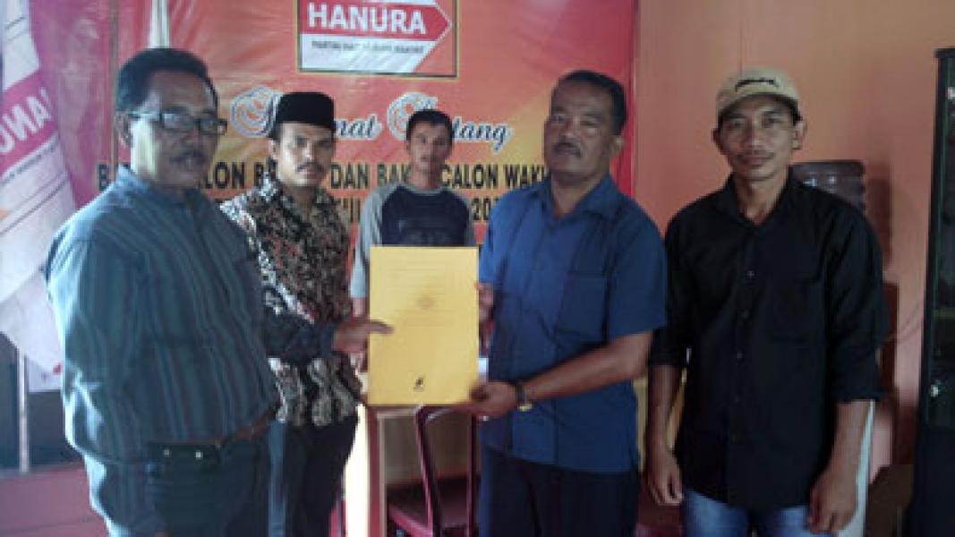 Perwakilan Haji Heri Mengambil Formulir Dipanja Hanura