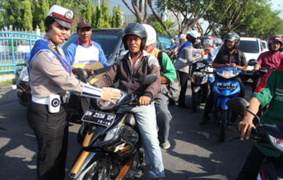 Polwan Sat Lantas Polresta Pekanbaru Beri Penyuluhan di Jalan