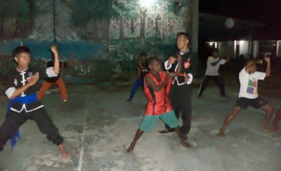 Prajurit TNI Latih Pencak Silat Masyarakat Arso Tami Papua