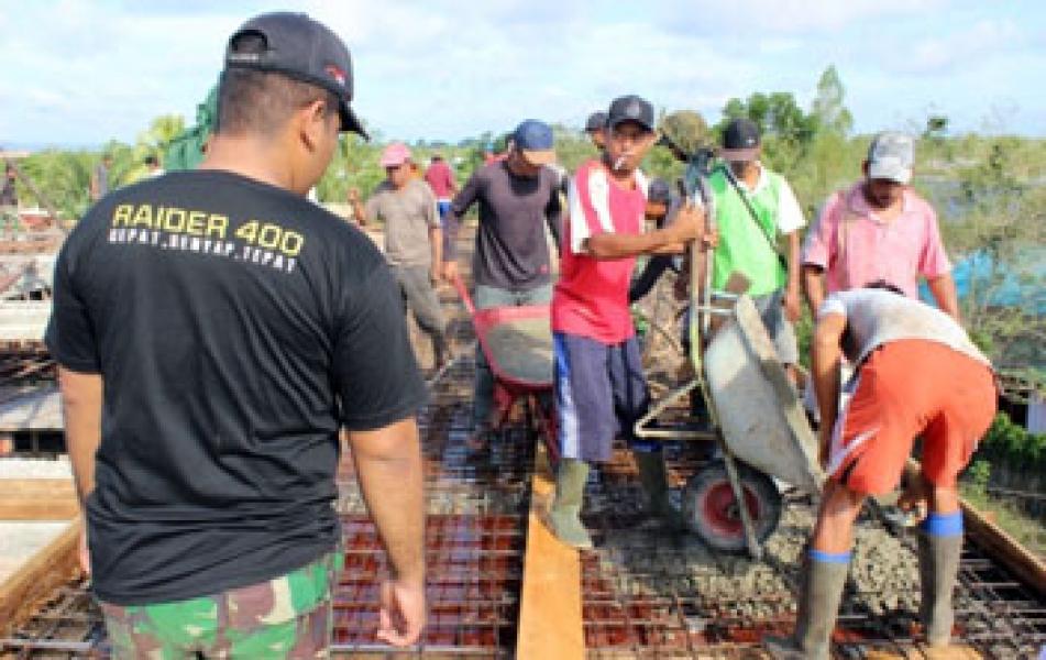 Prajurit TNI di Perbatasan RI-PNG Bangun Masjid