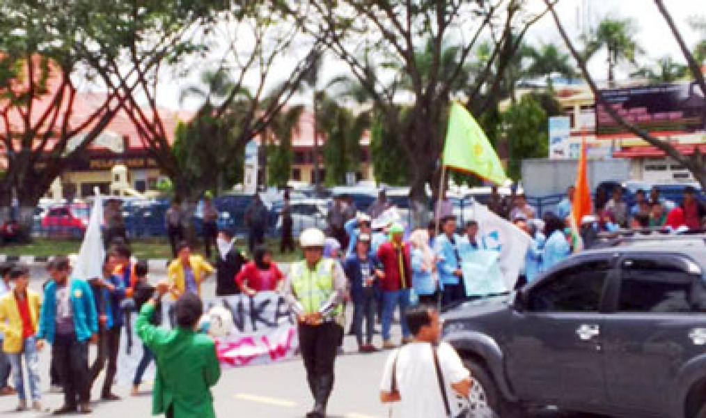Ratusan Mahasiswa se Sumatera Blokir Jalan Sudirman