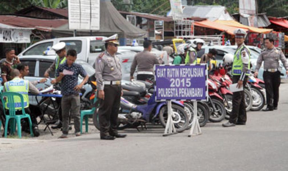 Sat Lantas Polresta Pekanbaru Tertibkan Simpang Pasar Pagi Arengka 