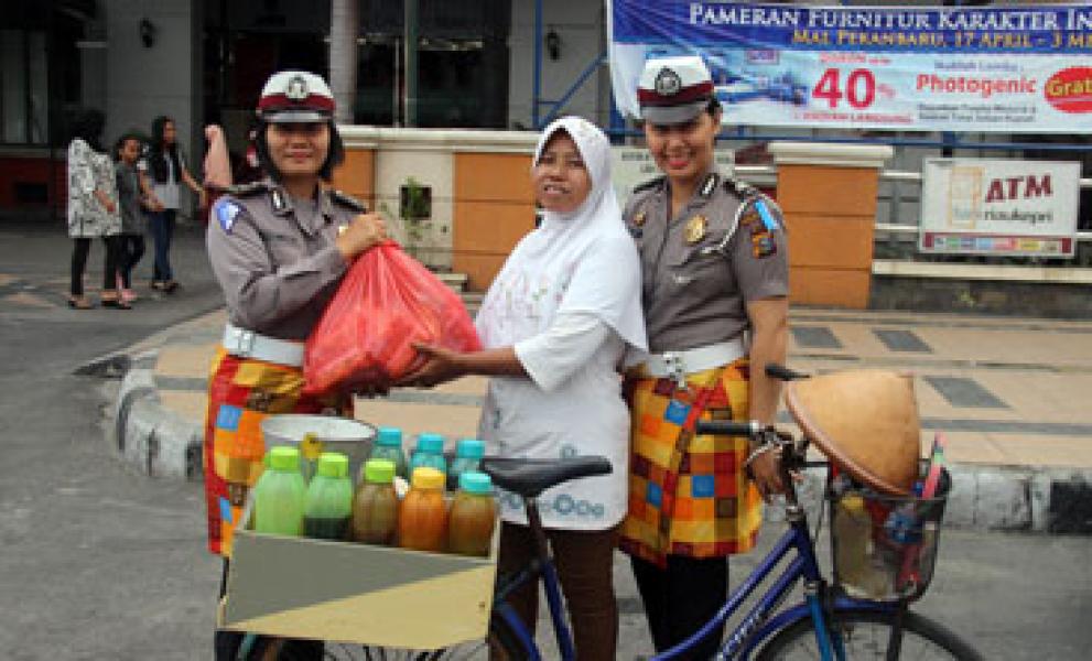 Semangat Hari Kartini, Ops Simpatik Satlantas Bagi-bagi Sembako