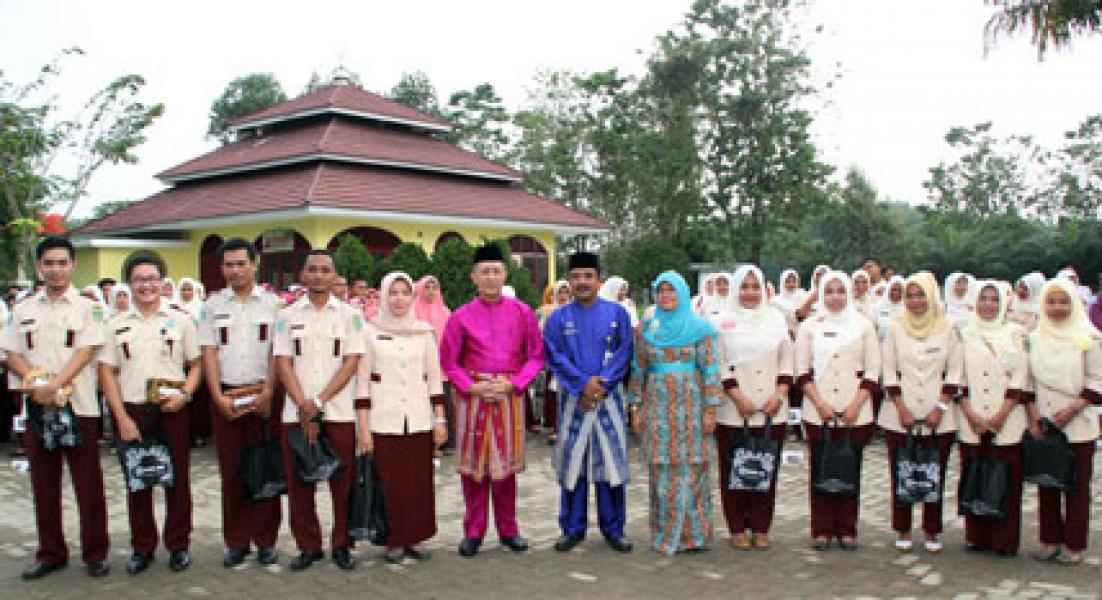 Tingkatkan Motivasi Kerja, RSUD Rohul Berikan Reward pada Karyawan