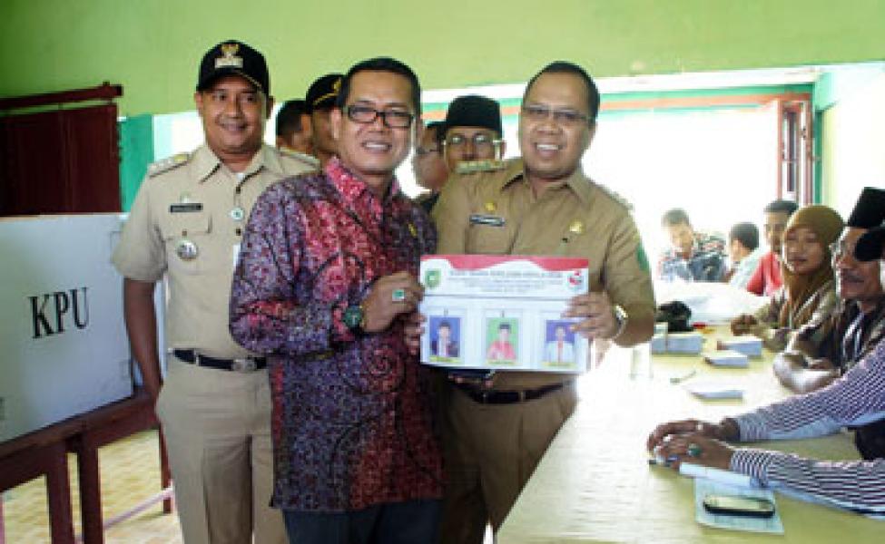Tinjau TPS 1 Desa Mekong, Bupati Harap Mekong Dapatkan Kades Harapan