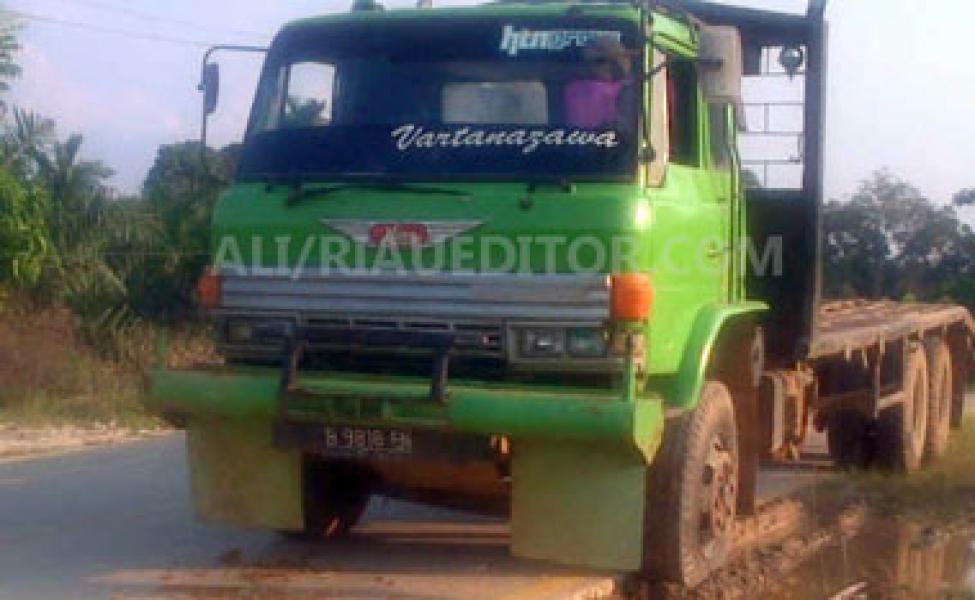 Truck Trado Tabrak Balita Sedang Bermain