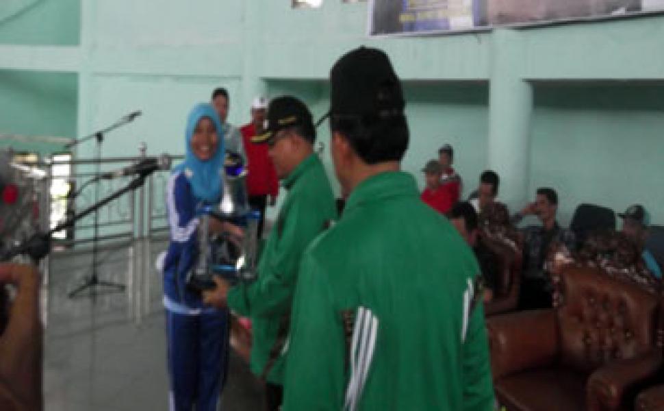 Wabup Bengkalis Serahkan Piala Bergilir