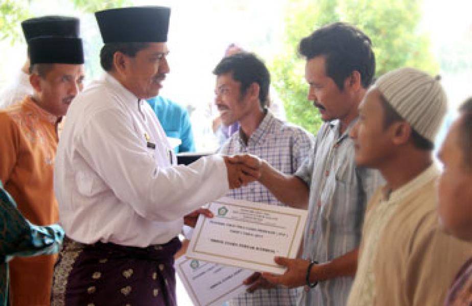 Wabup Siak Salurkan Zakat Usaha Produktif dan Konsumtif Tahap I 2015