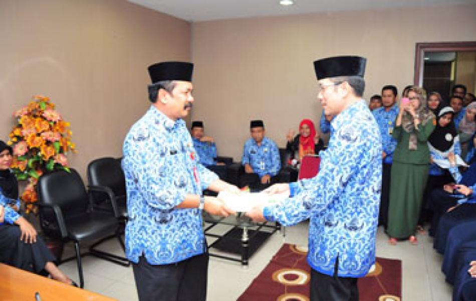 Yoserizal Zein Lakukan Sertijab dengan Darusman Karo Humas Riau yang Baru