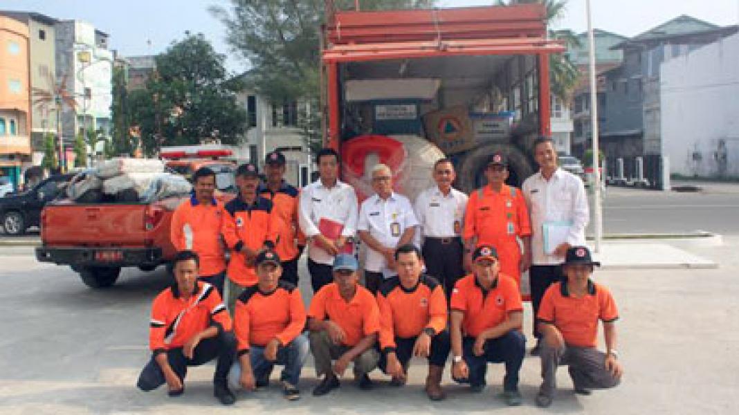 BPBD Riau Serahkan Alat Penanggulangan Karlahut ke Pemkab Rohil